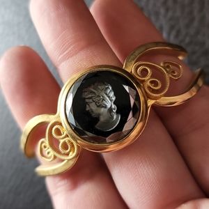 VTG bracelet with glass cameo